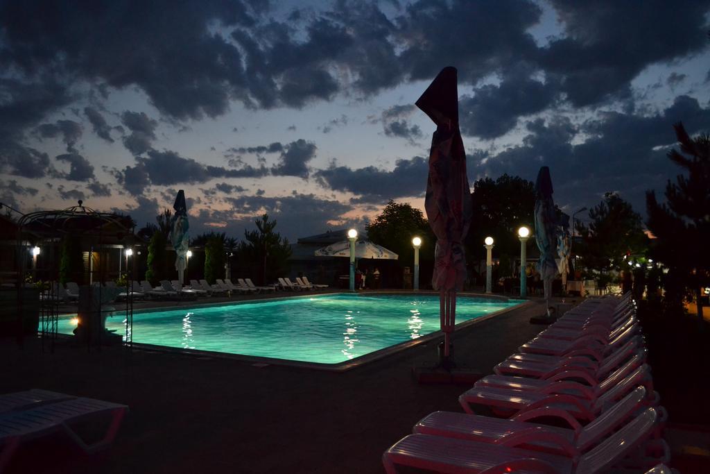 Hotel Doi Taurasi Afumati Exterior photo