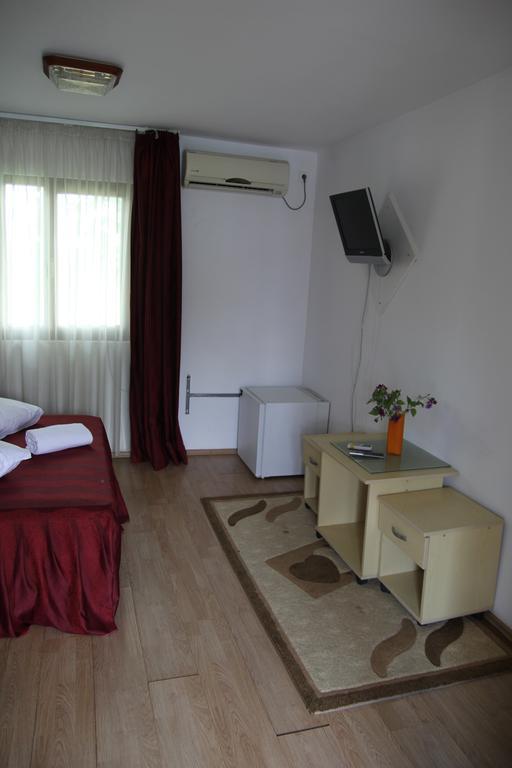 Hotel Doi Taurasi Afumati Exterior photo